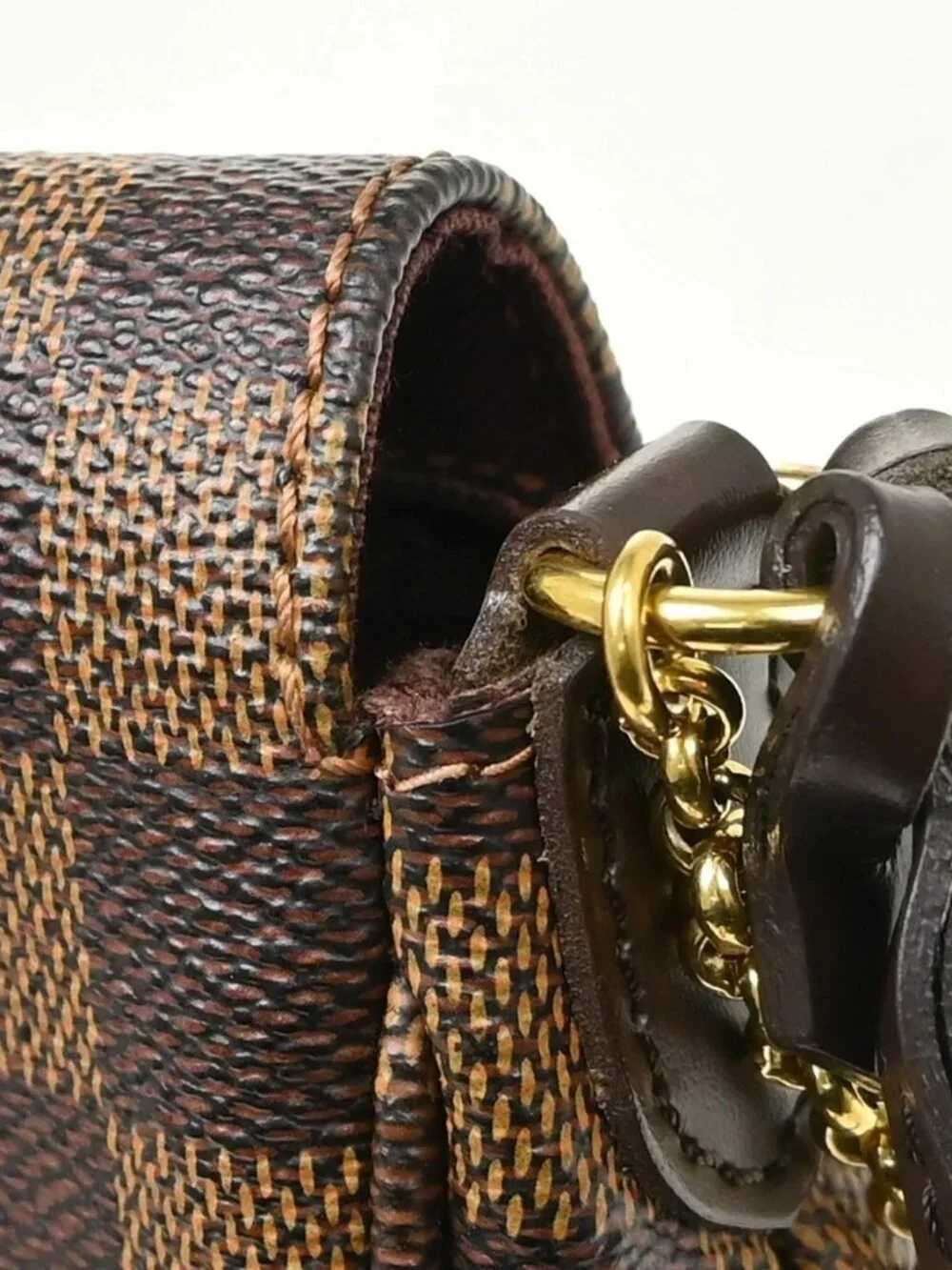 Louis Vuitton outside 	ab
